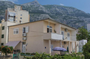 Apartments with a parking space Makarska - 15375
